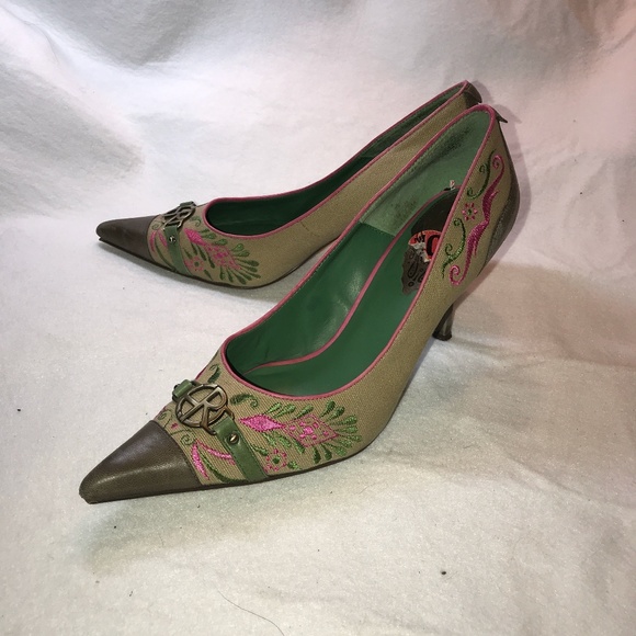 Amazing pumps! They go w/anything and any color!
